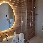 L'albizia A 20m De La 3eme Etage, Renove, 2 Personnes Et Animaux - Wifi شقة مير-لي-بان